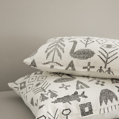 Maailman synty interior pillow