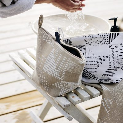 Seitsemän palaa cosmetic bag