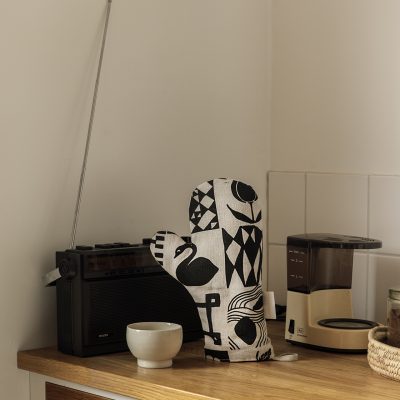 Kaukana kotoa oven mitten