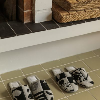 Kaukana kotoa slippers